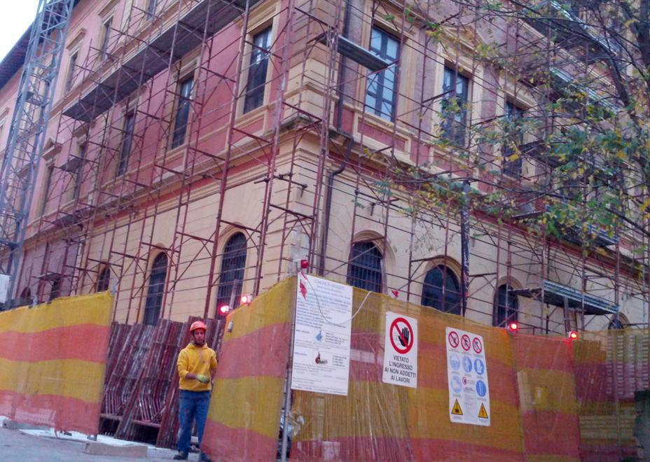 La sede storica della biblioteca Chelliana in via Mazzini, adesso transennata