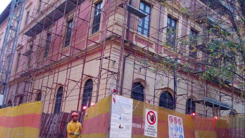 La sede storica della biblioteca Chelliana in via Mazzini, adesso transennata