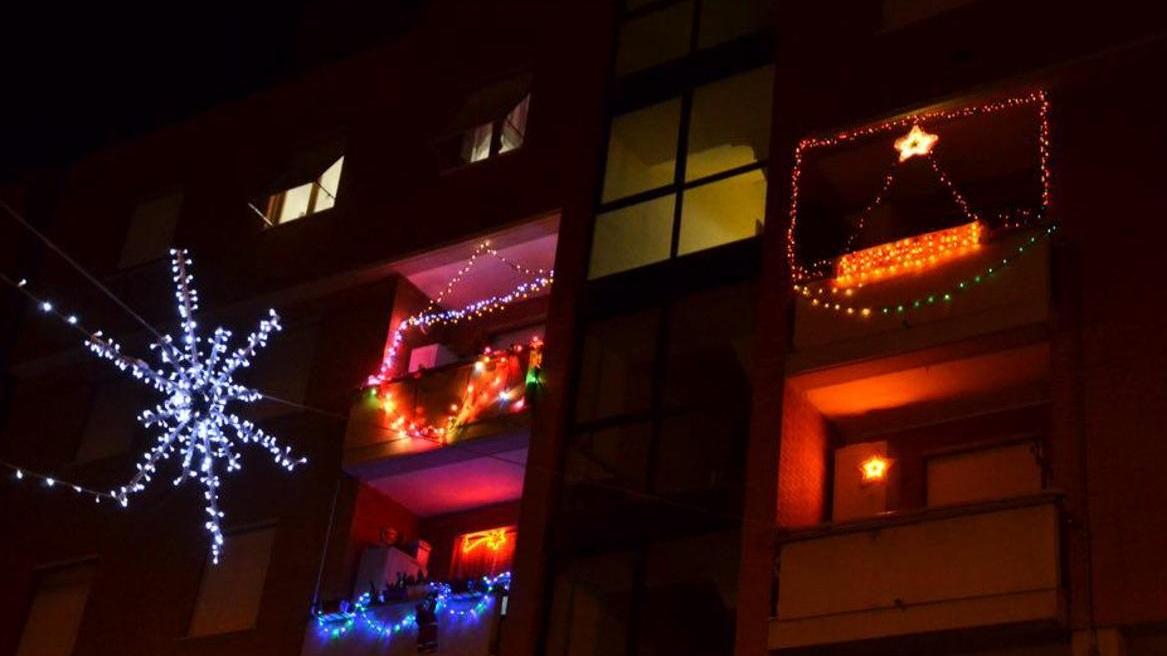 Le luci ai balconi di un palazzo in vista del Natale (Silvestri Pentafoto)