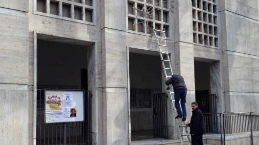 «Troppi scippi, cari fedeli potete pregare anche a casa»