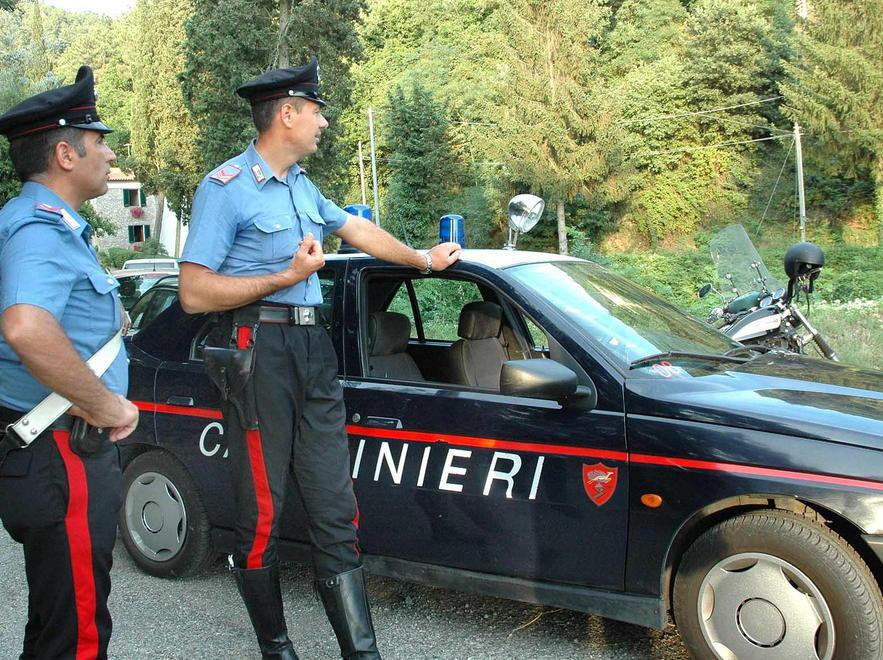 L’auto finisce nel fossato per sfuggire alla cattura 