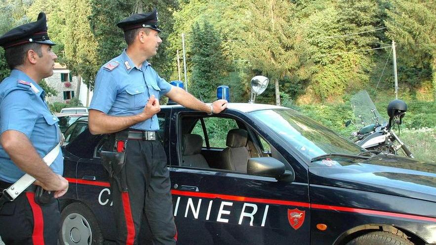 L’auto finisce nel fossato per sfuggire alla cattura