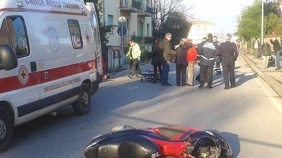 In scooter contro un muro gravissimo diciottenne