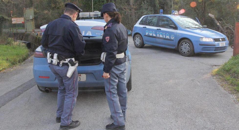 Agente spara all’auto che tenta di investirlo 