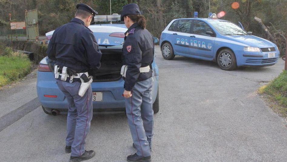 Agente spara all’auto che tenta di investirlo