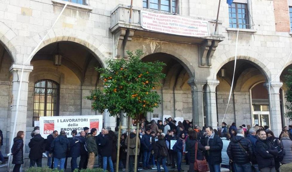 Provincia nel caos presidio permanente di 300 dipendenti 