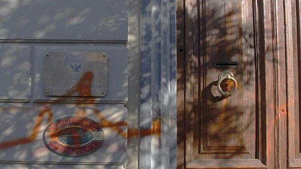 Spray su muri e porta di un albergo