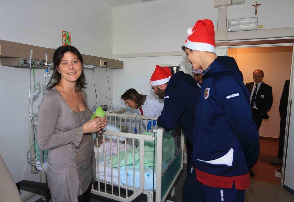 I granata strappano un sorriso ai baby degenti 
