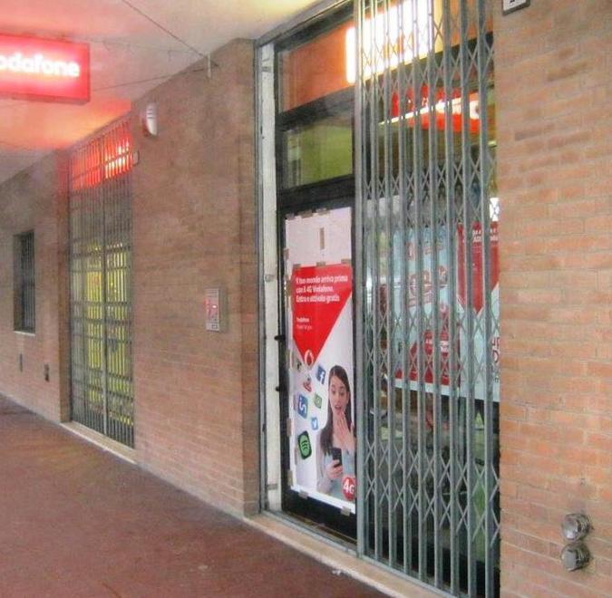 Spaccata e furto di telefonini 