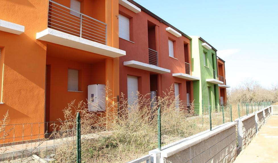 Il Comune assegna le case, ma sono senza fogne e luce