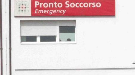 Precipita da quattro metri. Cinquantenne è grave
