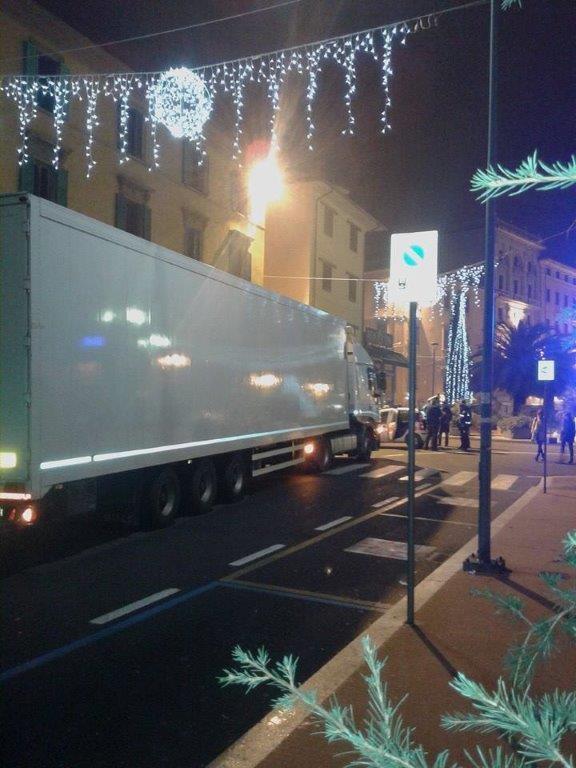 Il Tir fermo davanti all'area pedonale di piazza del Popolo a Montecatini