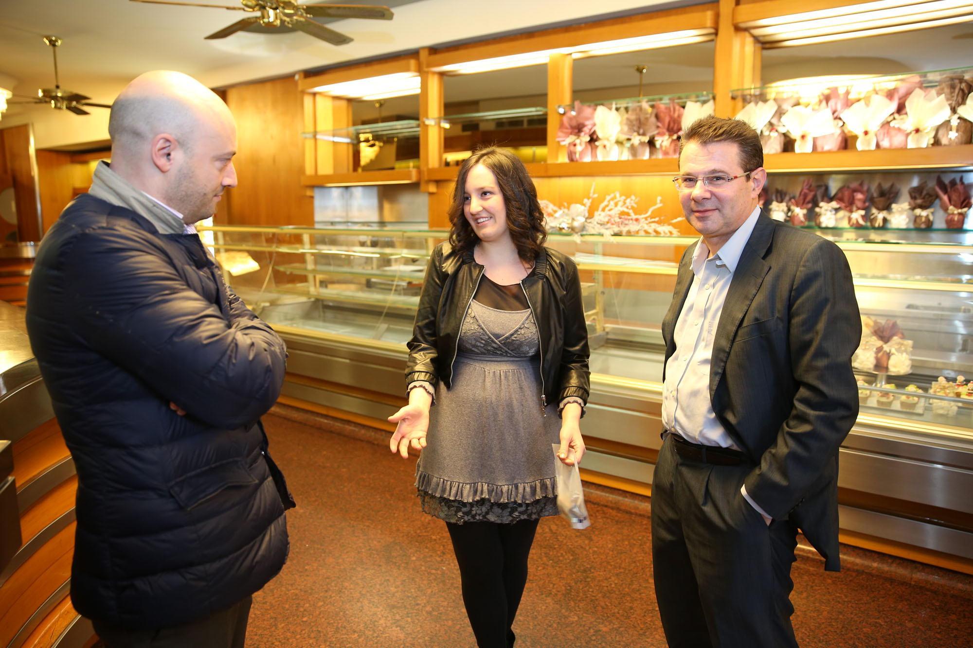 Il vicesindaco Ennio Rucco con Loredana Rosellini, titolare della nuova gestione del Caffè Biondi (Foto Nucci)
