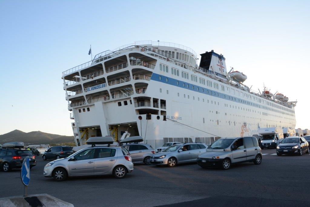 Traghetto nel porto di Olbia