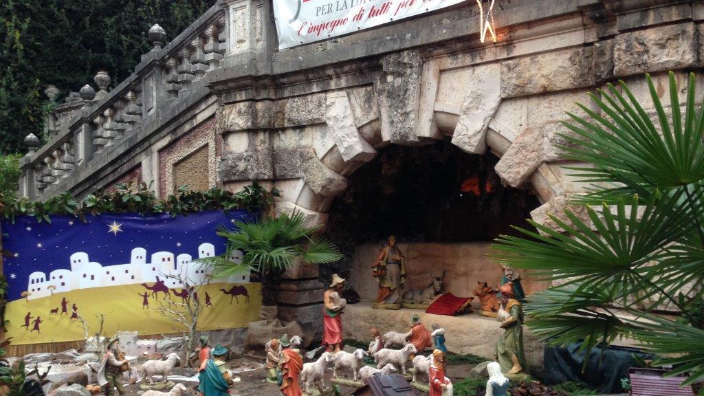 Il presepe dell'Asvalt al Tettuccio, già risistemato dai volontari dopo il raid vandalico (Foto Nucci)