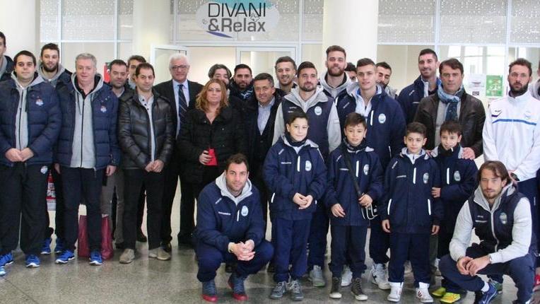 Calcio e basket regalano un sorriso ai bambini