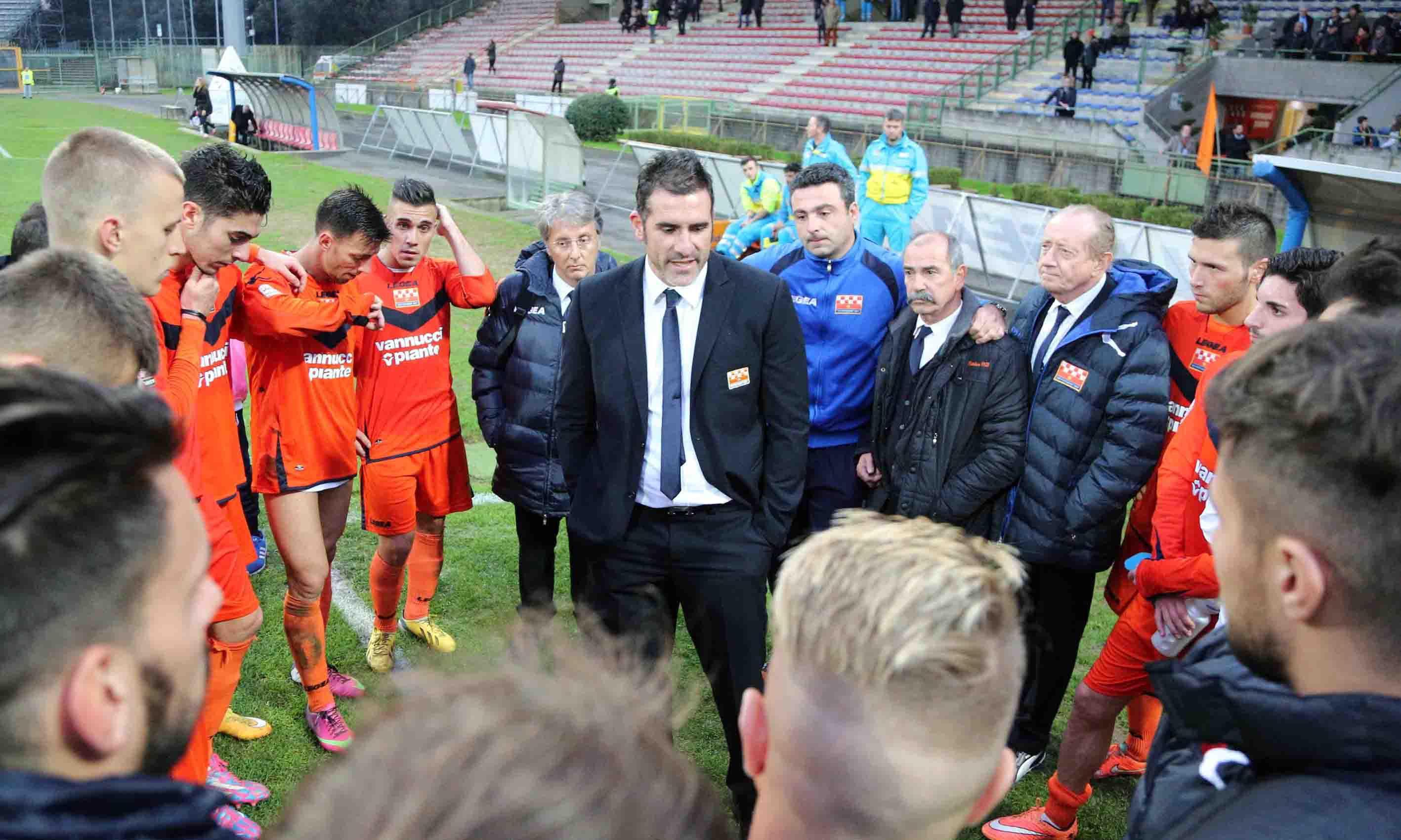 Mister Lucarelli con i suoi ragazzi al termine della partita contro la Spal (foto Gori)