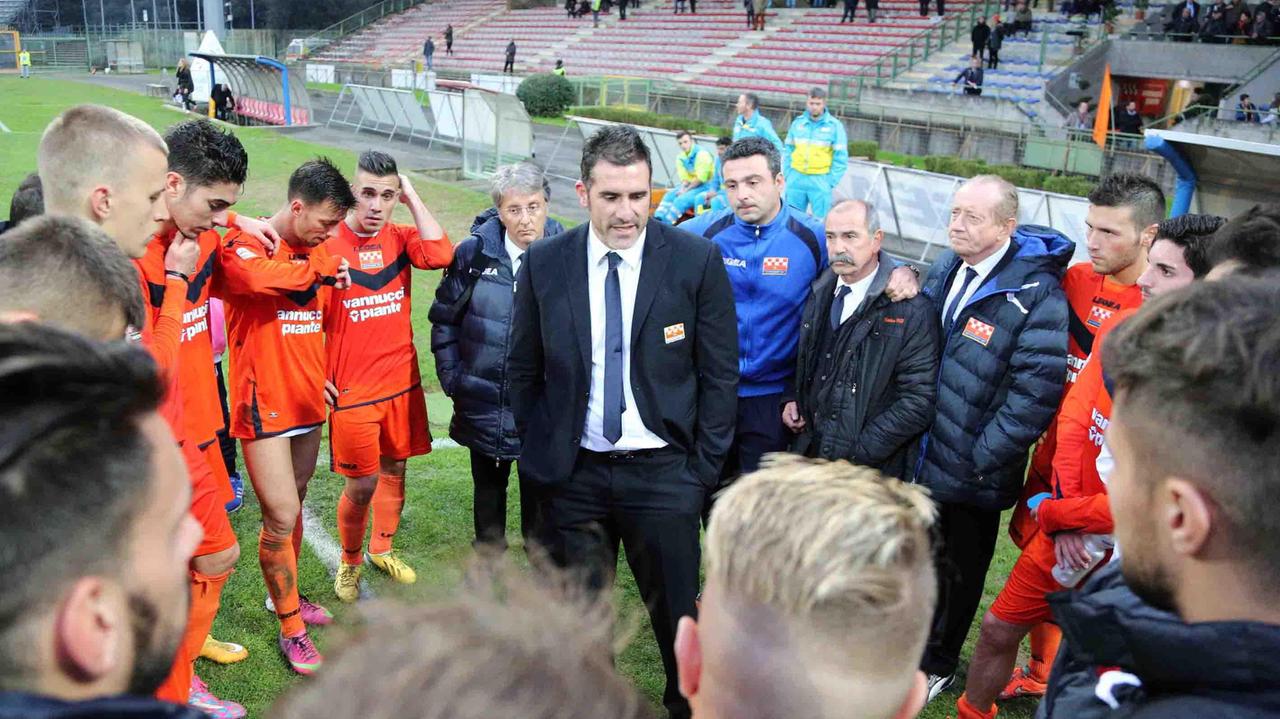 Mister Lucarelli con i suoi ragazzi al termine della partita contro la Spal (foto Gori)