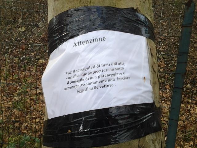 Uno dei cartelli appeso a un albero di via Luzzato