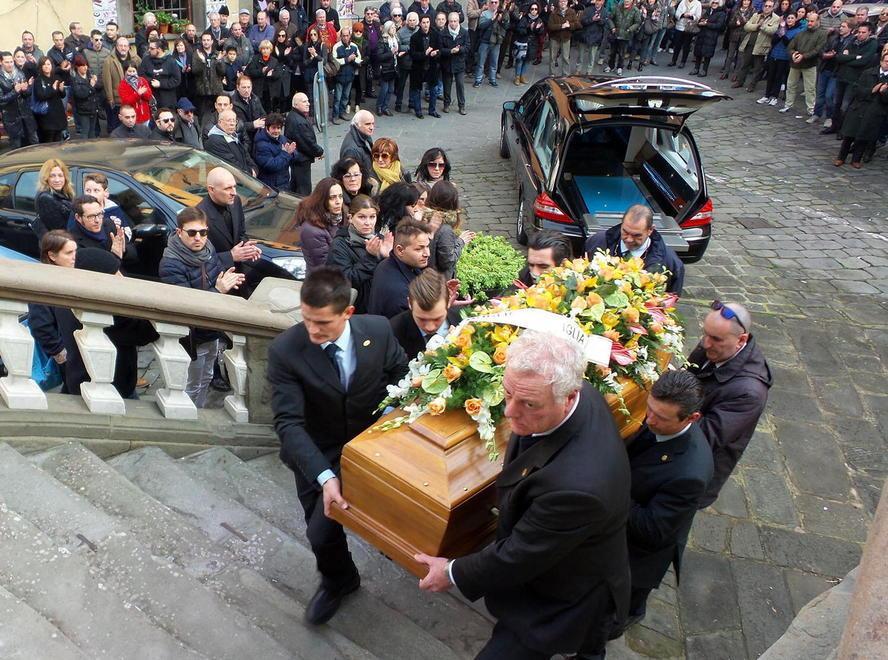 La salma entra nella chiesa per la funzione funebre (Foto Nucci)