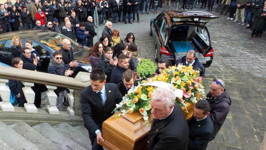 La salma entra nella chiesa per la funzione funebre (Foto Nucci)