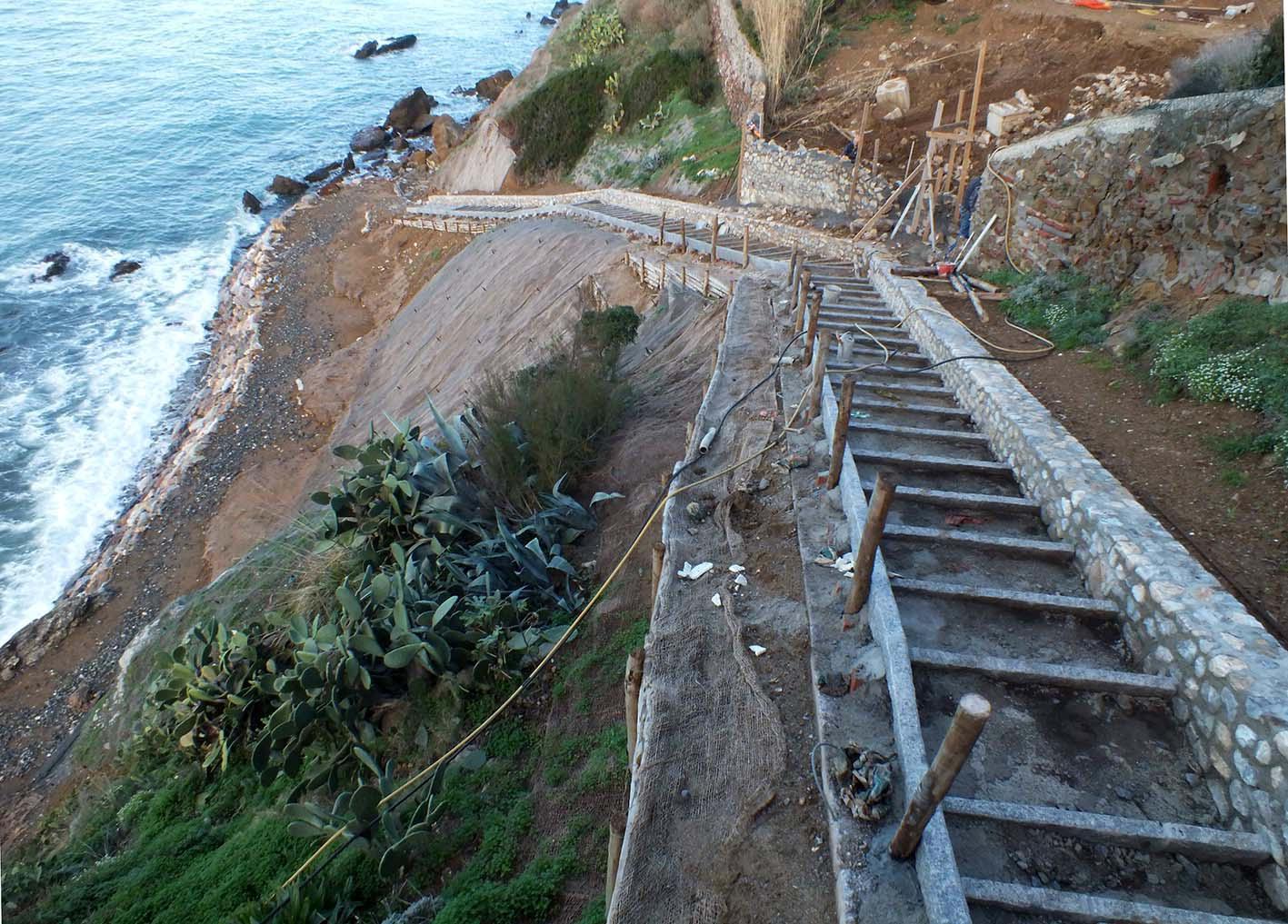 La scalinata che porta alla ex spiaggia (foto Paolo Barlettani)