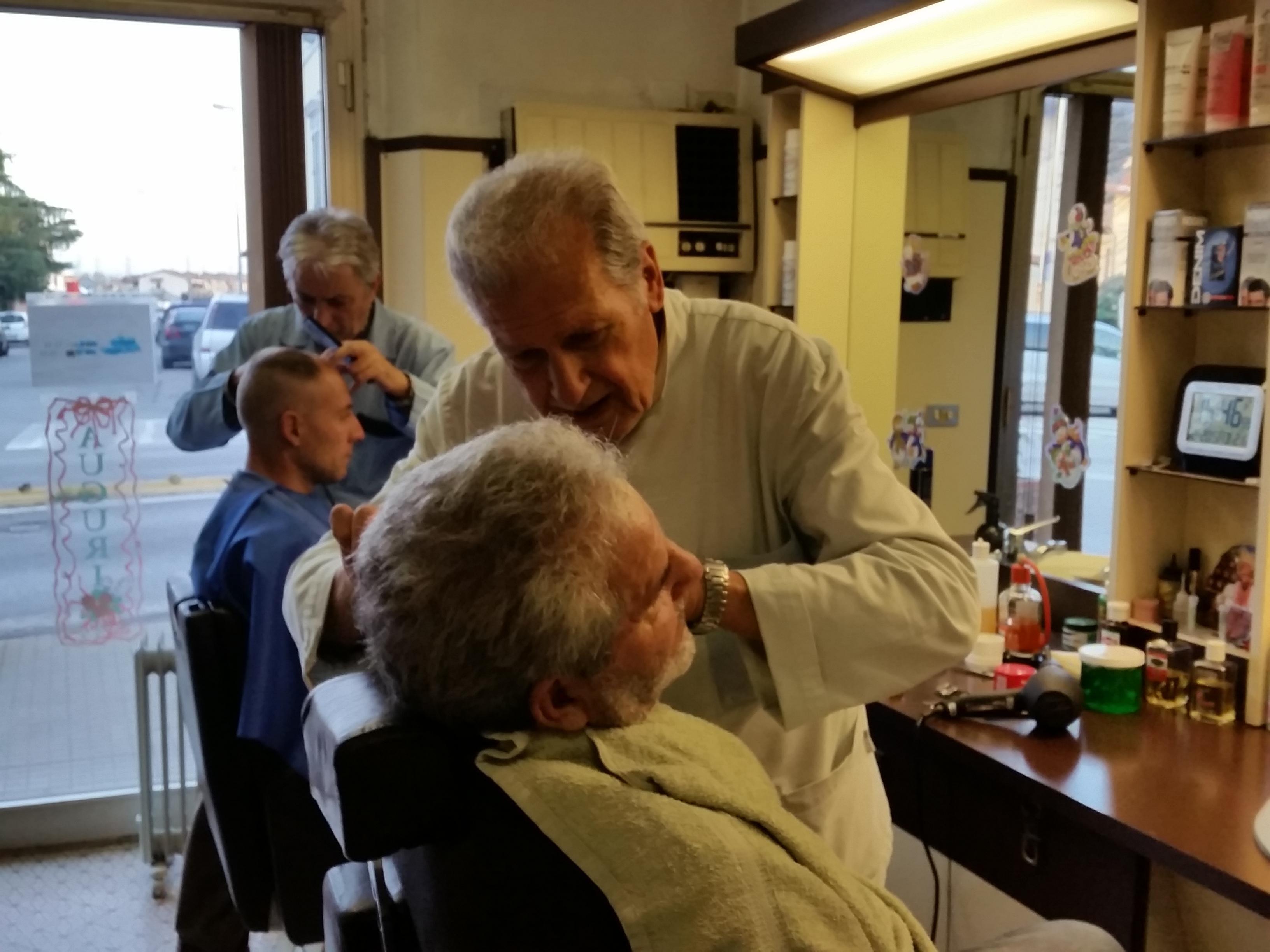 Massimo Nenzi e Amelio Amelio Piccini all'opera nella loro "barberia"
