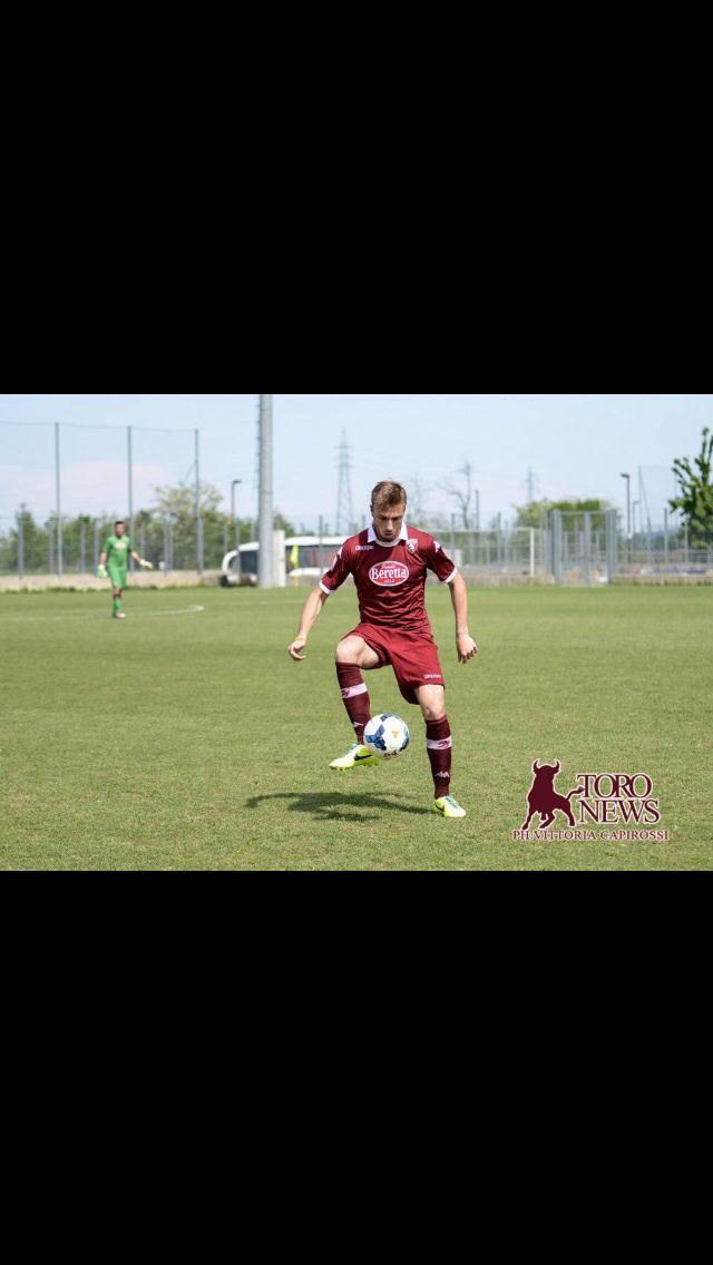 Il calciatore Giacomo Benedini con la maglia del Torino