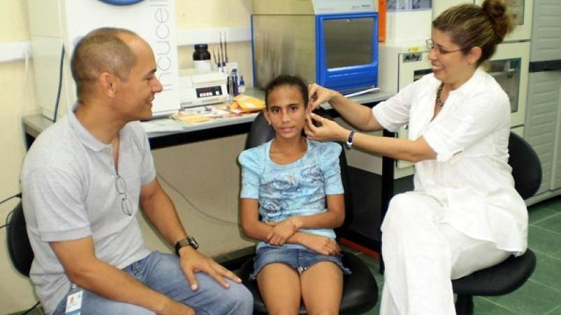 Bambina cubana con l'apparecchio Horentek