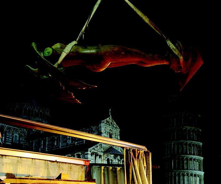 La collocazione di una scultura di Igor Mitoraj in Piazza dei Miracoli