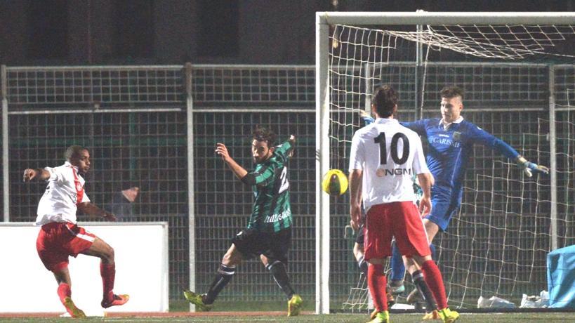 Il contestatissimo gol di Finocchio al 29' pt (foto Silvi)