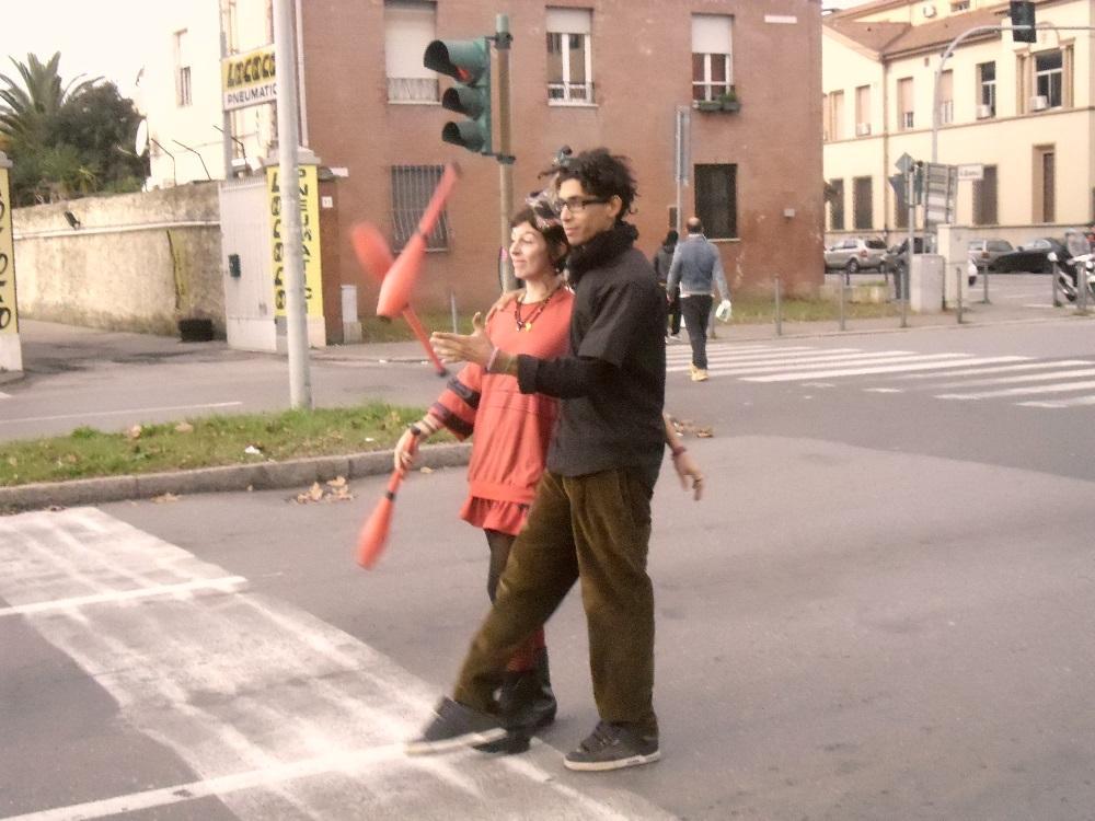 Ilaria e Rafael in azione davanti all'ospedale