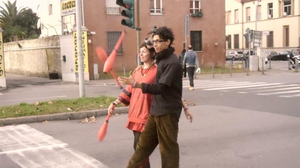 Ilaria e Rafael in azione davanti all'ospedale