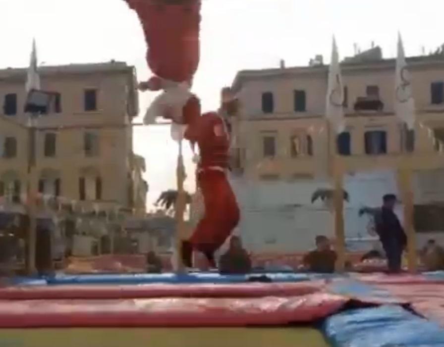Un'accoppiata di Babbo Natale si mettono a fare acrobazie in piazza della Repubblica (il video è di Michele Silvestri)