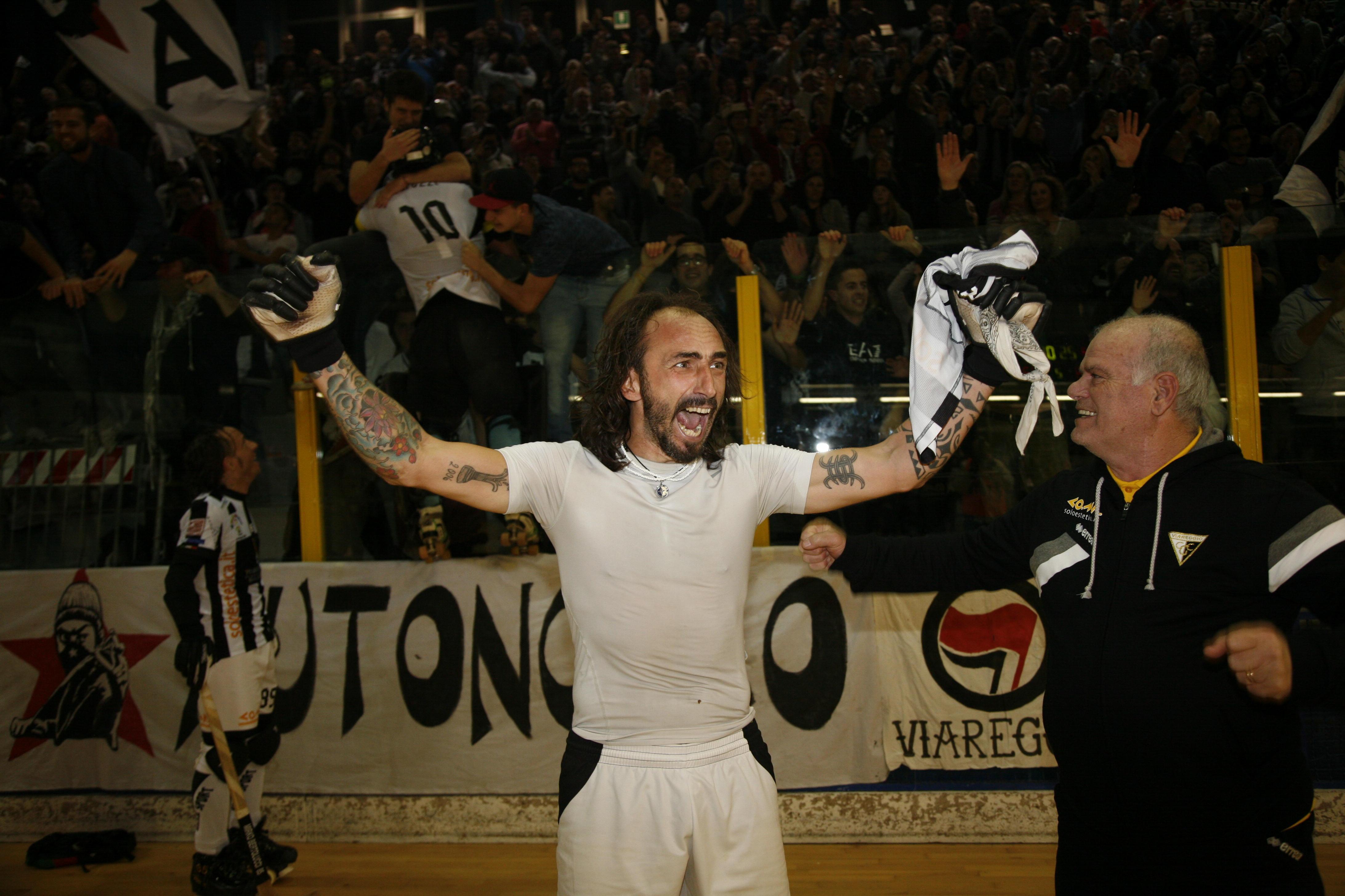 L'esultanza di Alessandro Bertolucci dopo la vittoria nel derby (foto Ciurca)