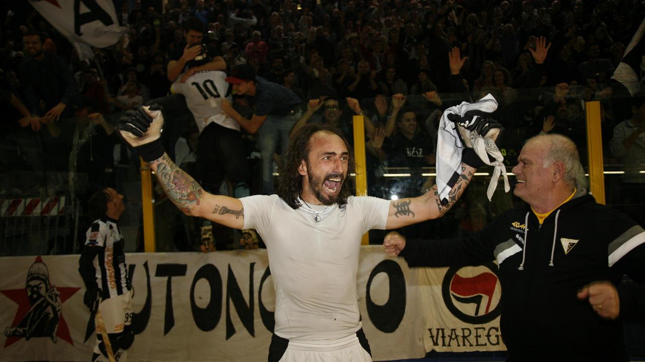 L'esultanza di Alessandro Bertolucci dopo la vittoria nel derby (foto Ciurca)