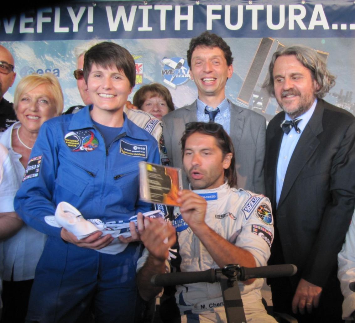 L'astronauta Samantha Cristoforetti insieme a Giulio Cesare Ricci (a destra), titolare della casa Fonè