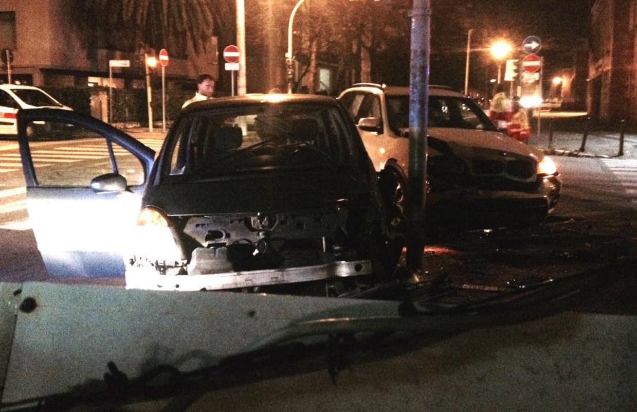 La Renault e il suv Bmw coinvolti nello scontro sul viale Mameli