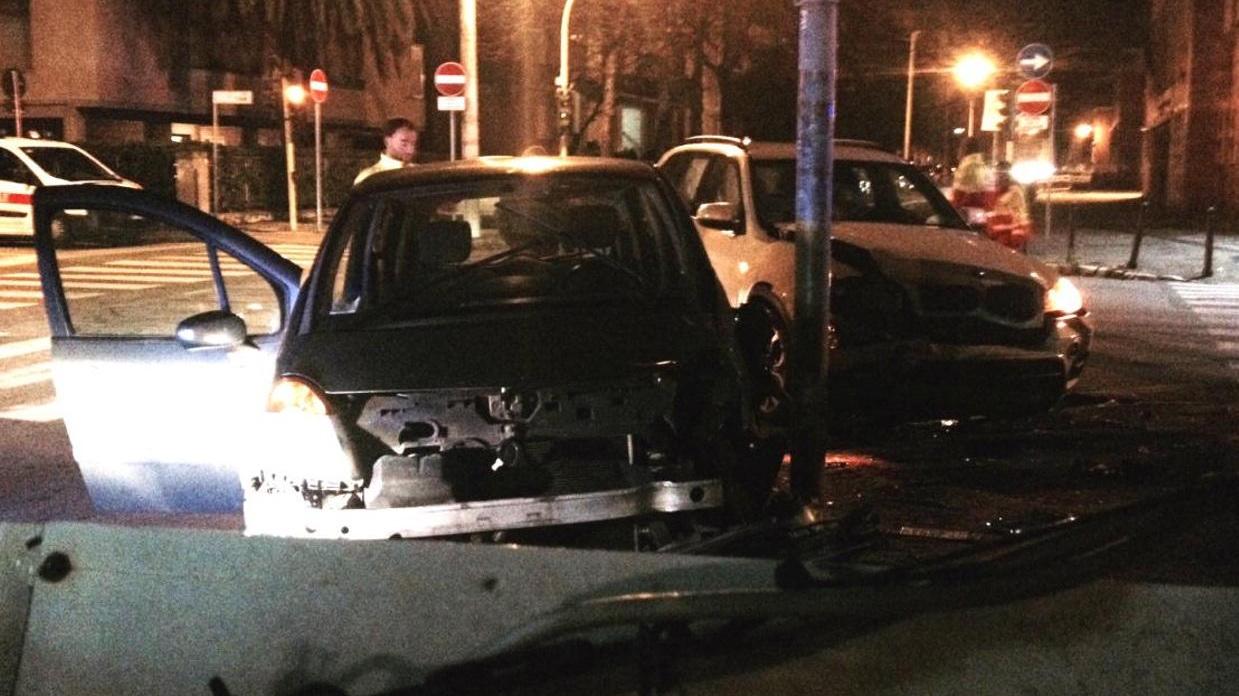 La Renault e il suv Bmw coinvolti nello scontro sul viale Mameli