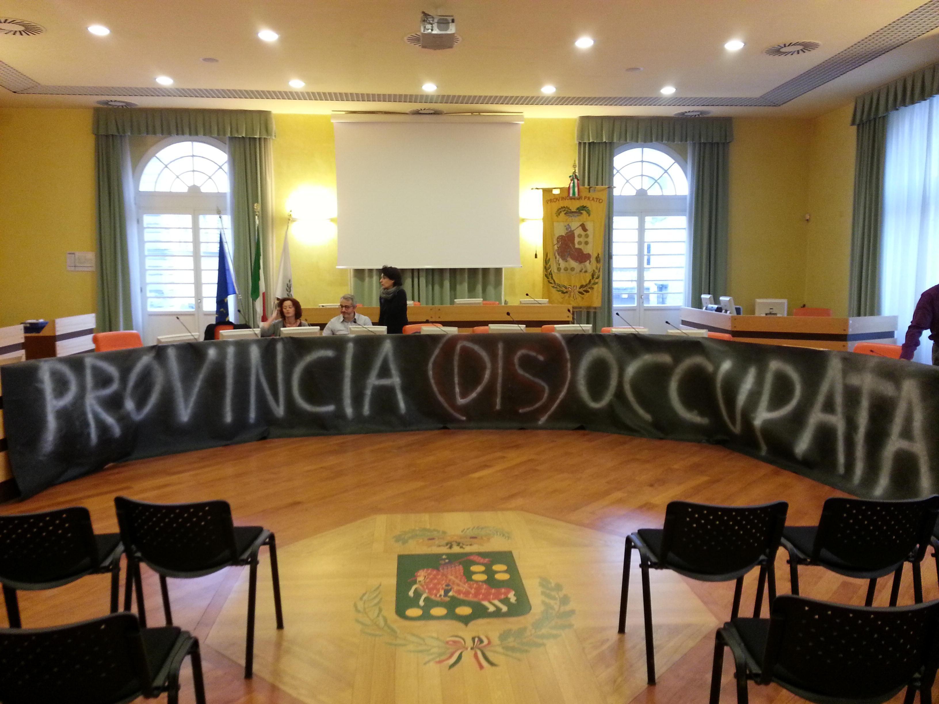Uno striscione di protesta nella sede della Provincia di Prato