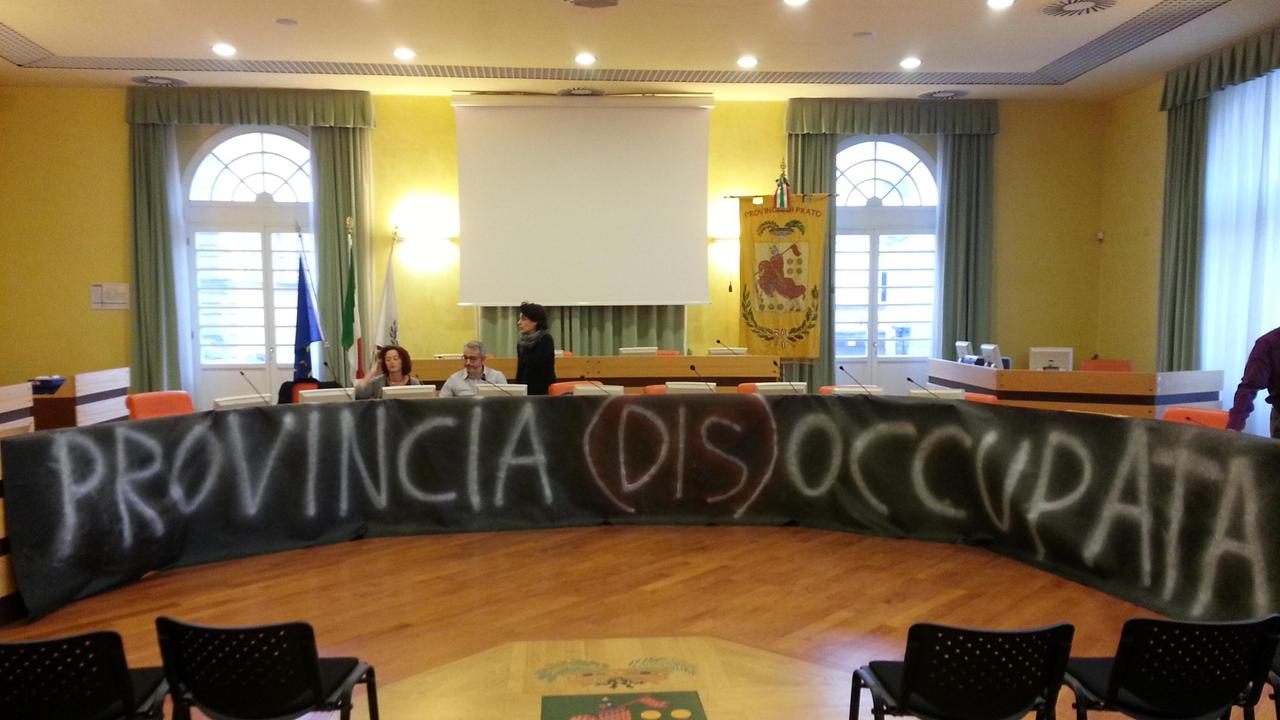 Uno striscione di protesta nella sede della Provincia di Prato
