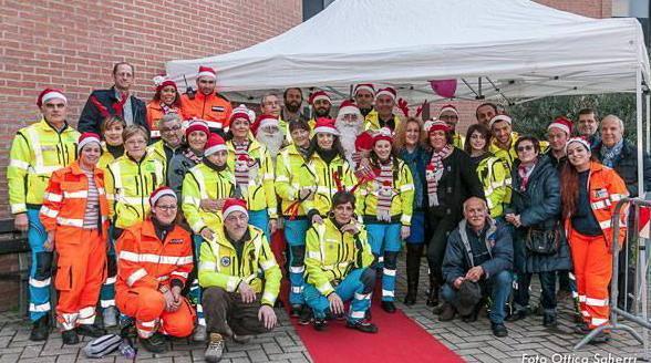 Babbo Natale porta regali e solidarietà