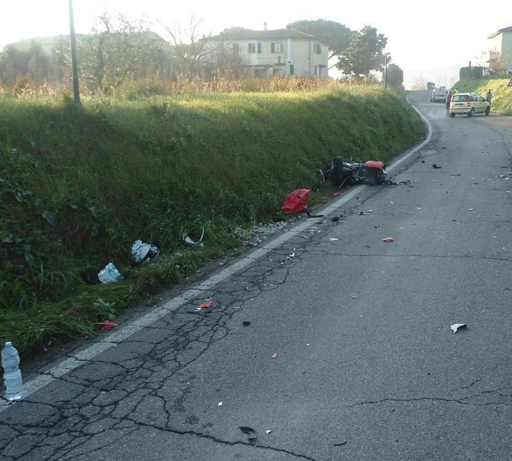 Ragazzo di 17 anni si scontra in moto con un’auto 
