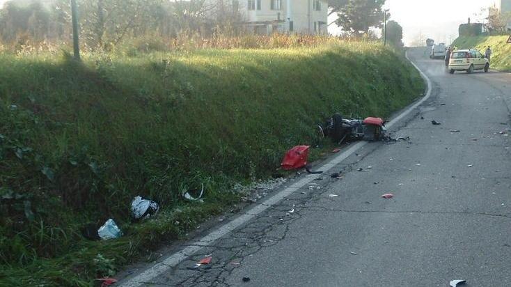 Ragazzo di 17 anni si scontra in moto con un’auto