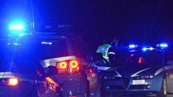 Segue i ladri e li fa arrestare: 5 in manette