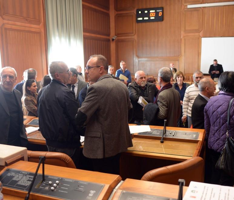 I dipendenti occupano la sala consiliare