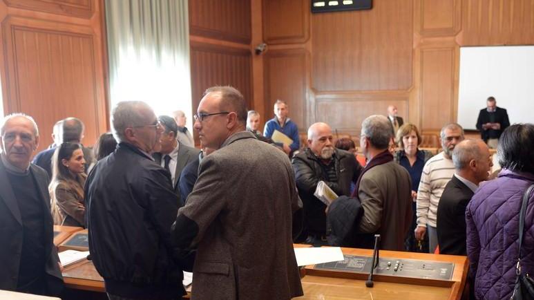 I dipendenti occupano la sala consiliare