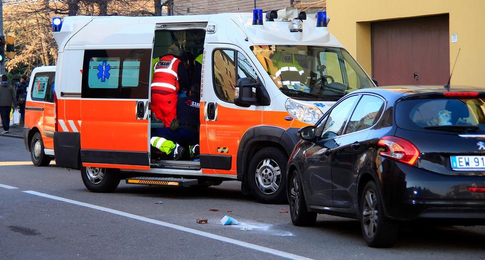 Gravissima un’anziana ciclista investita