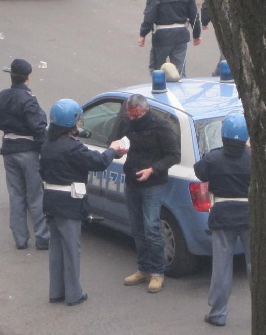 Rissa tra tifosi, negozianti dalla polizia 