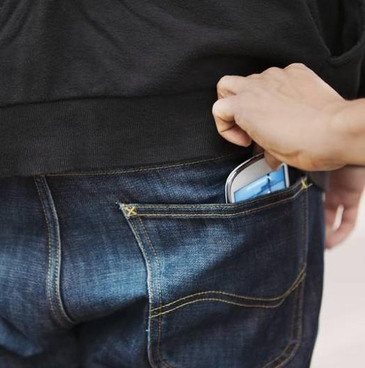 Furti di iPhone sul bus 2 Ladro preso dagli studenti 
